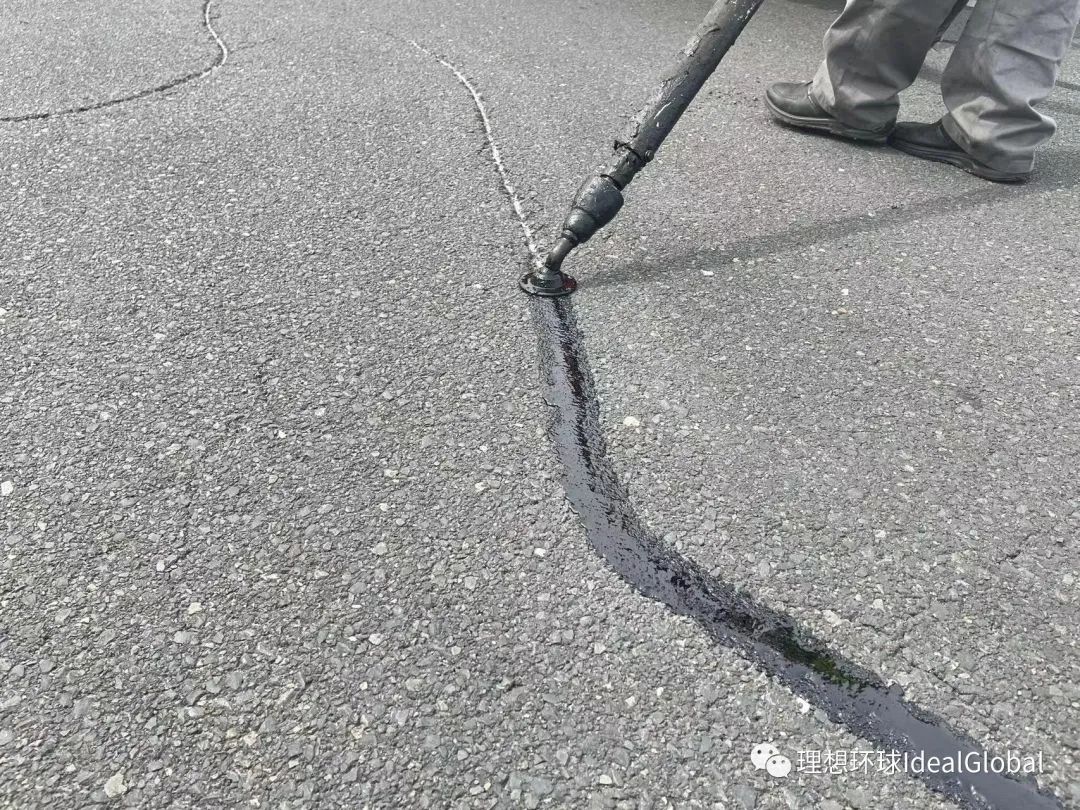 春季是路面裂缝处治的时机---昆山曙光路长寿命灌缝项目